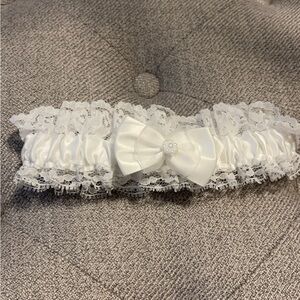 BRAND NEW without tags. NEVER WORN lace with bow detail garter